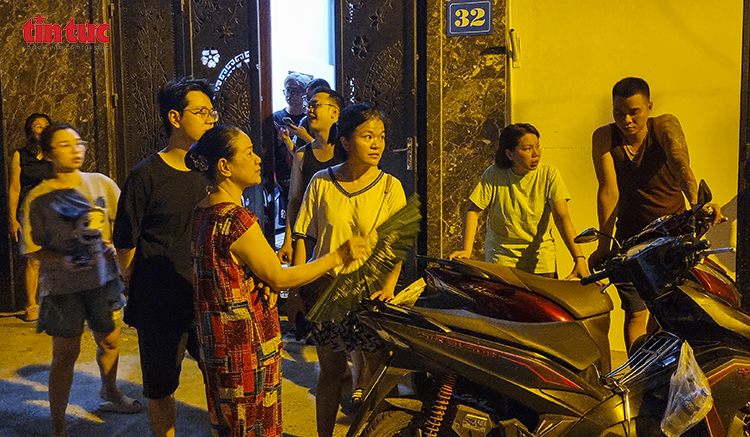 Cháy dữ dội tại kho hàng trong ngõ 389 Trương Định, nhiều tiếng nổ rung chuyển nhà dân - Ảnh 7. Cháy dữ dội tại kho hàng trong ngõ 389 Trương Định, nhiều tiếng nổ rung chuyển nhà dân - Ảnh 7.