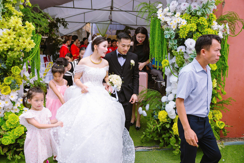 Rước cô hàng xóm trong 30 giây, chú rể Bắc Ninh kể loạt chuyện thú vị ngày cưới - Ảnh 4. Rước cô hàng xóm trong 30 giây, chú rể Bắc Ninh kể loạt chuyện thú vị ngày cưới - Ảnh 4.