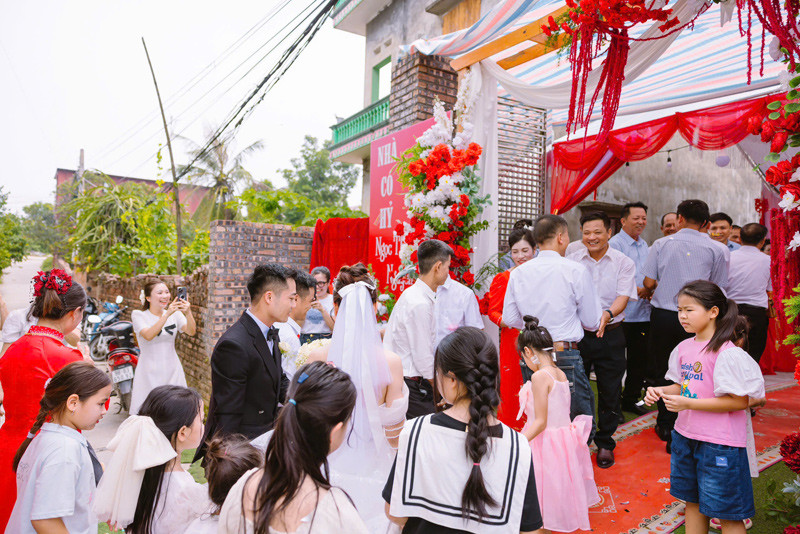 Rước cô hàng xóm trong 30 giây, chú rể Bắc Ninh kể loạt chuyện thú vị ngày cưới - Ảnh 5. Rước cô hàng xóm trong 30 giây, chú rể Bắc Ninh kể loạt chuyện thú vị ngày cưới - Ảnh 5.