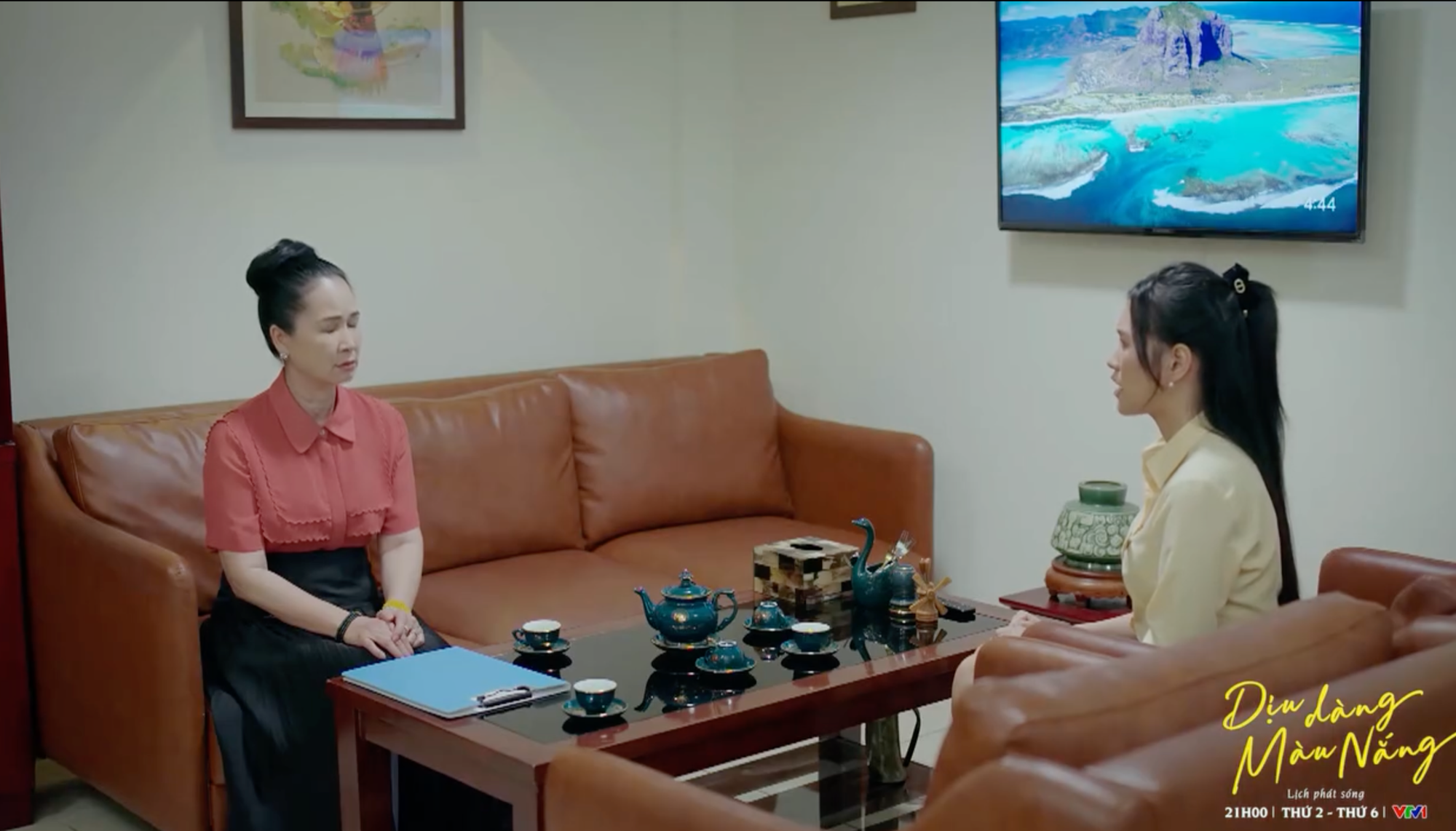 'Dịu dàng màu nắng' mới nhất (tập 34): Tuyết bị chỉnh đốn, Lan Anh được về gần chồng con- Ảnh 2. 'Dịu dàng màu nắng' mới nhất (tập 34): Tuyết bị chỉnh đốn, Lan Anh được về gần chồng con- Ảnh 2.