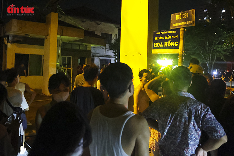 Cháy dữ dội tại kho hàng trong ngõ 389 Trương Định, nhiều tiếng nổ rung chuyển nhà dân - Ảnh 8. Cháy dữ dội tại kho hàng trong ngõ 389 Trương Định, nhiều tiếng nổ rung chuyển nhà dân - Ảnh 8.