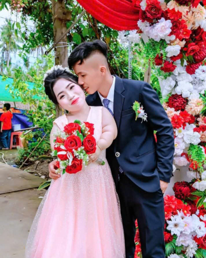 Cô dâu An Giang cao 90cm lấy người như ý, xúc động trước lời dặn của bố mẹ chồng - Ảnh 1.