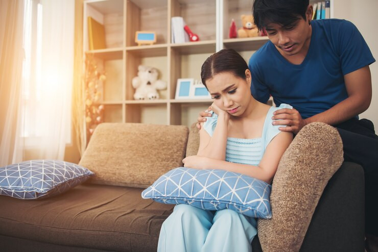 Đi xuất khẩu lao động về, chồng bật khóc khi thấy cuốn sổ tiết kiệm của vợ - Ảnh 2.