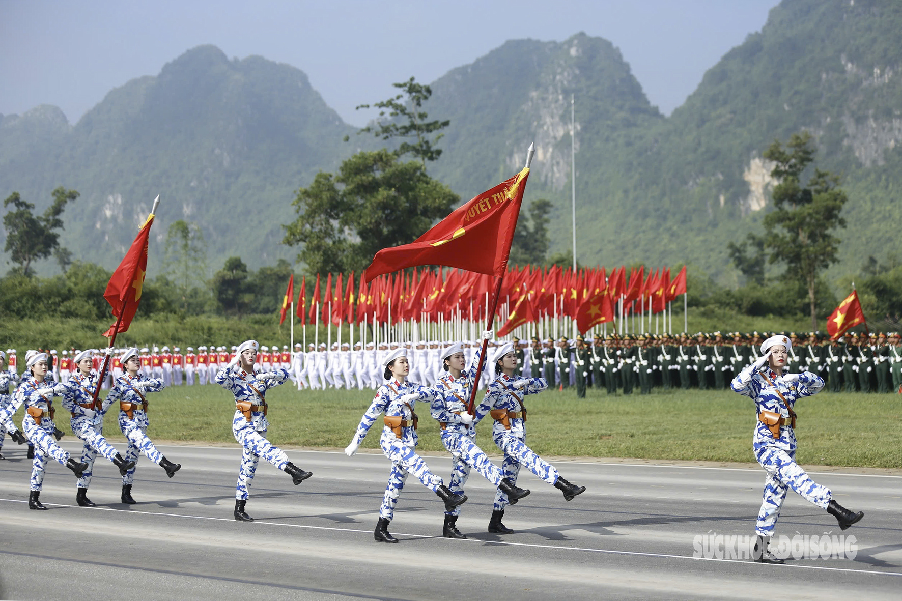 Khối nữ Quân y ‘khoe’ khí chất trong bộ quân phục rằn ri hiện đại- Ảnh 1.
