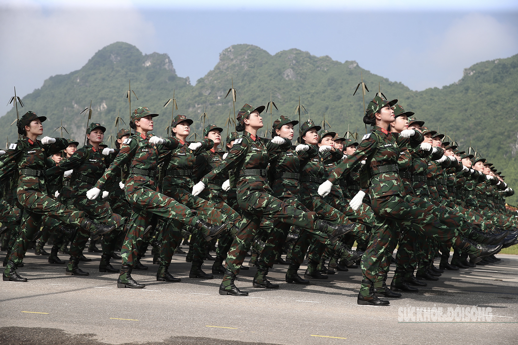 Khối nữ Quân y ‘khoe’ khí chất trong bộ quân phục rằn ri hiện đại- Ảnh 8.