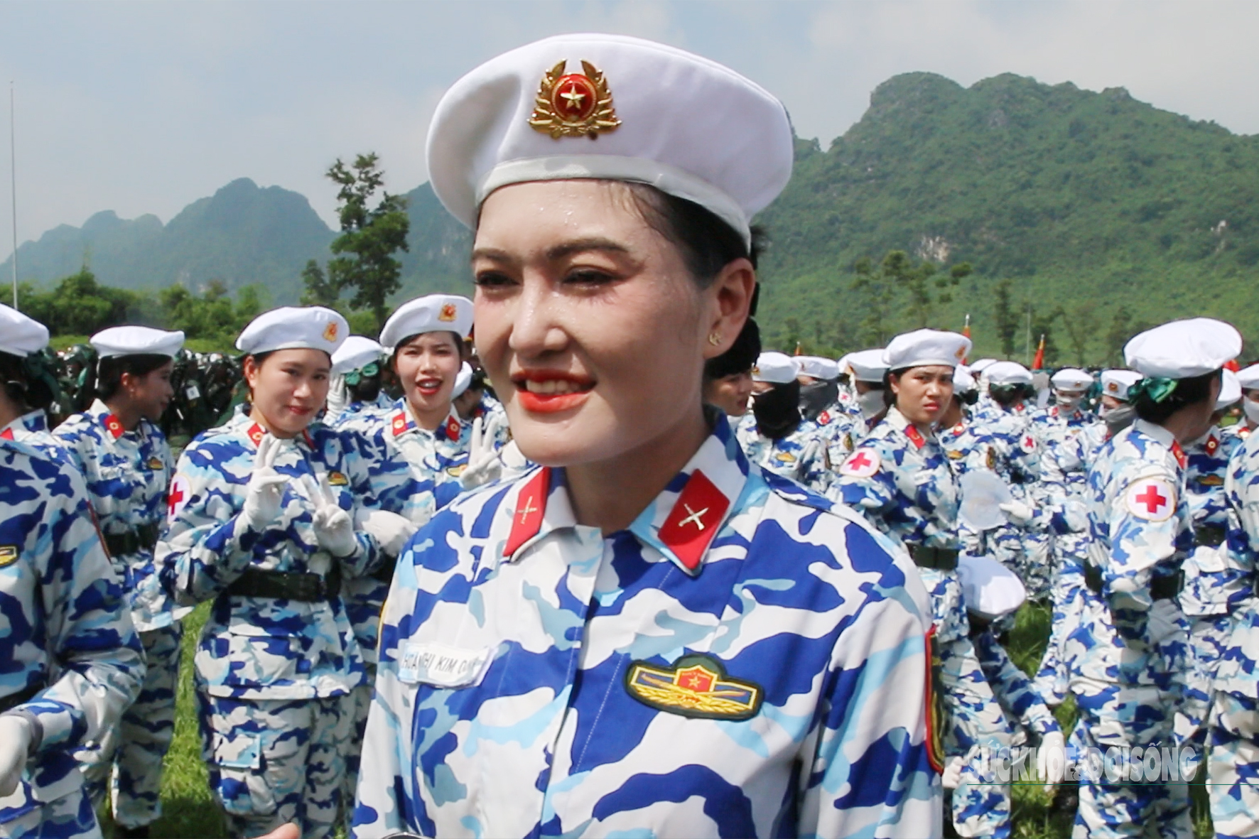 Khối nữ Quân y ‘khoe’ khí chất trong bộ quân phục rằn ri hiện đại- Ảnh 2.