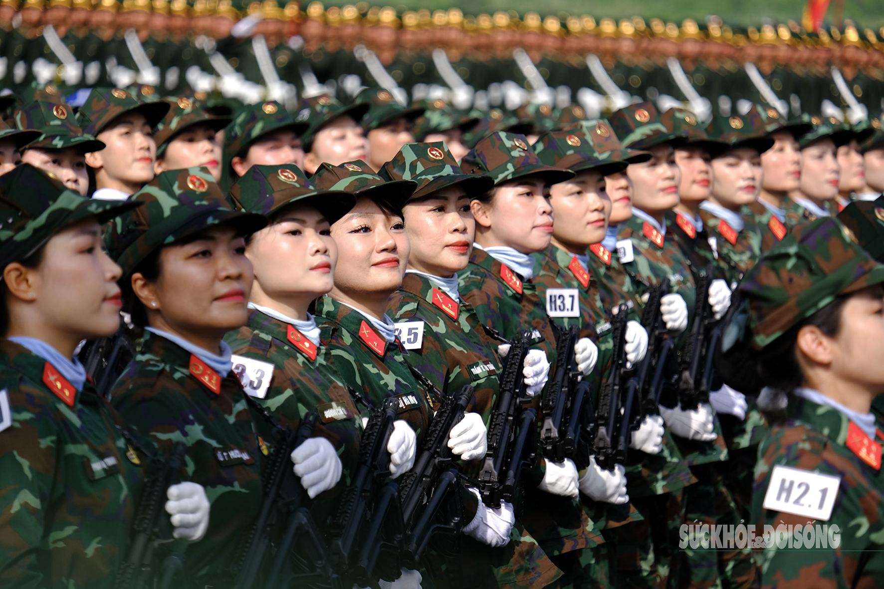Khối nữ Quân y ‘khoe’ khí chất trong bộ quân phục rằn ri hiện đại- Ảnh 13.