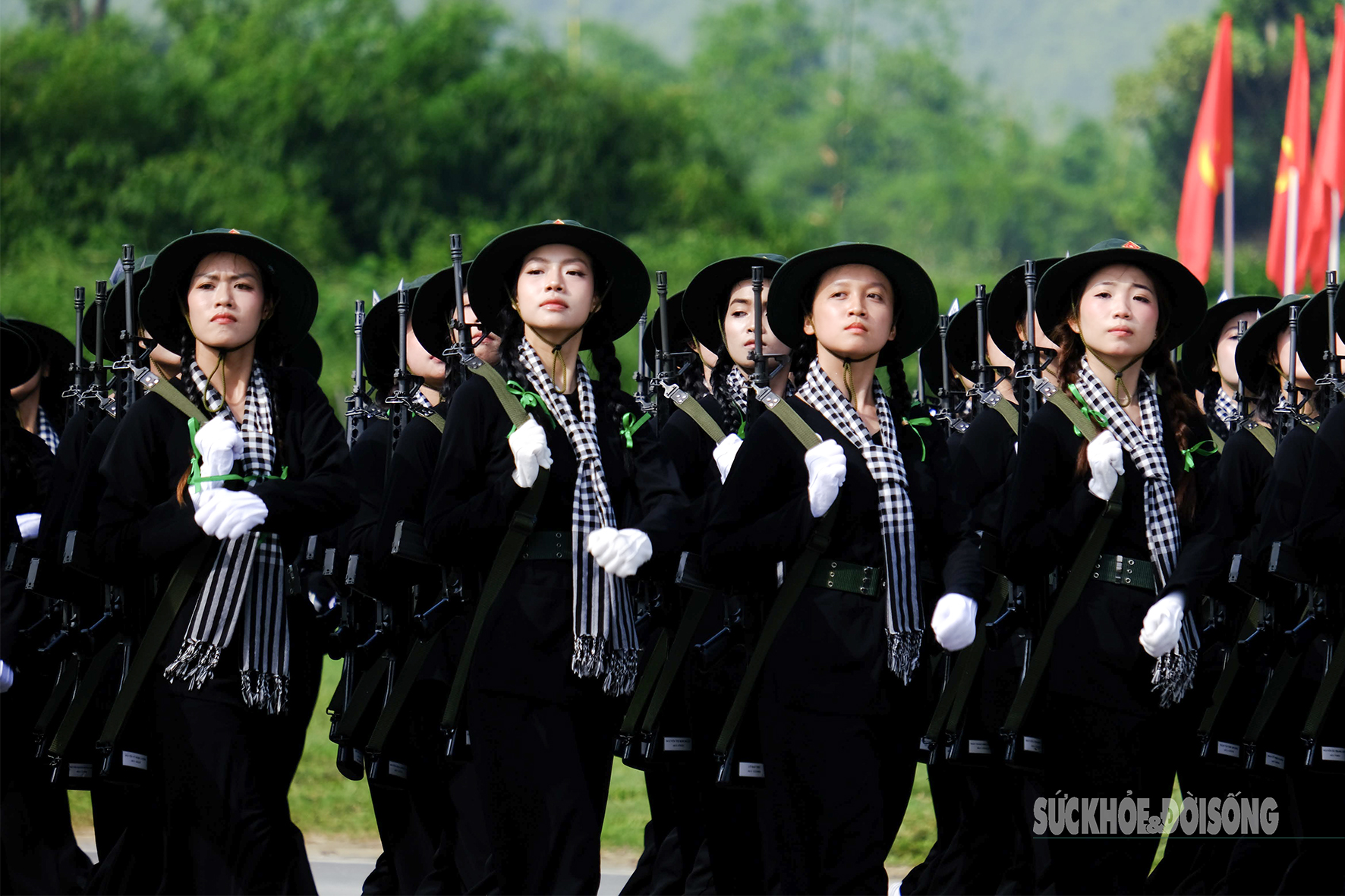 Khối nữ Quân y ‘khoe’ khí chất trong bộ quân phục rằn ri hiện đại- Ảnh 12.