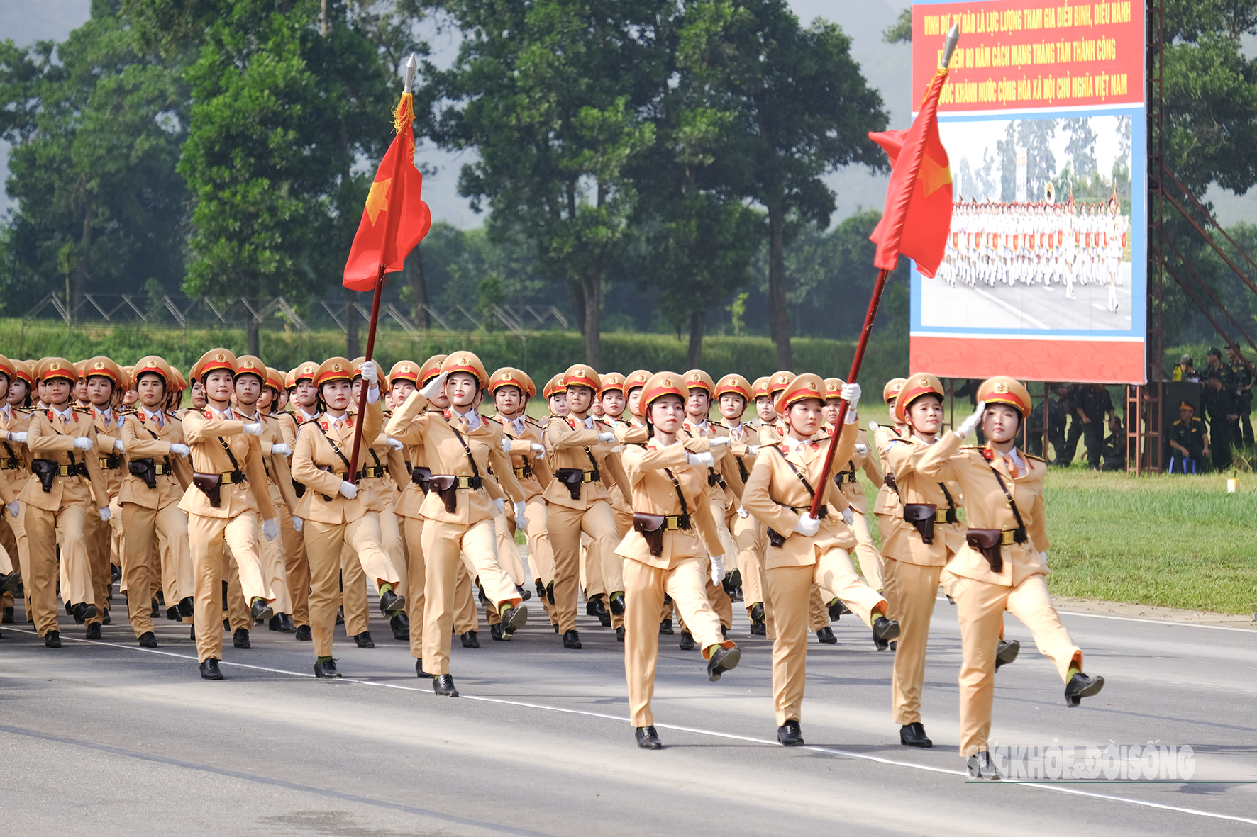 Khối nữ Quân y ‘khoe’ khí chất trong bộ quân phục rằn ri hiện đại- Ảnh 7.