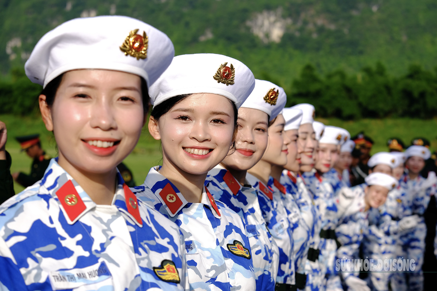 Khối nữ Quân y ‘khoe’ khí chất trong bộ quân phục rằn ri hiện đại- Ảnh 5.