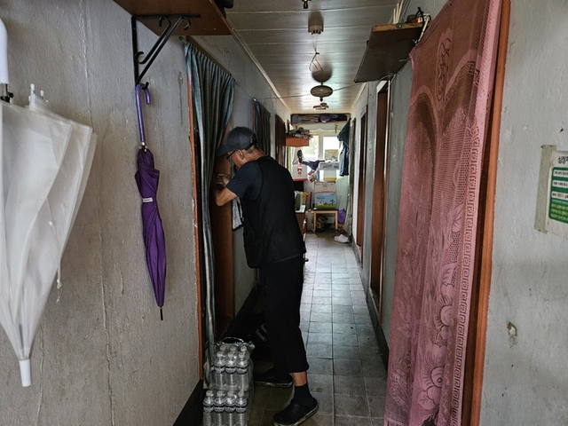 Bên trong khu ổ chuột tựa “lò thiêu” giữa lòng Seoul: &quot;Có thể chết vì nắng nóng cũng không phải chuyện lạ&quot; - Ảnh 4.