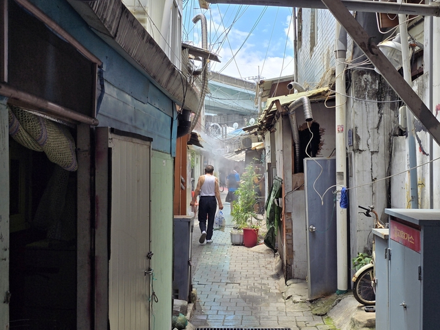 Bên trong khu ổ chuột tựa “lò thiêu” giữa lòng Seoul: &quot;Có thể chết vì nắng nóng cũng không phải chuyện lạ&quot; - Ảnh 2.
