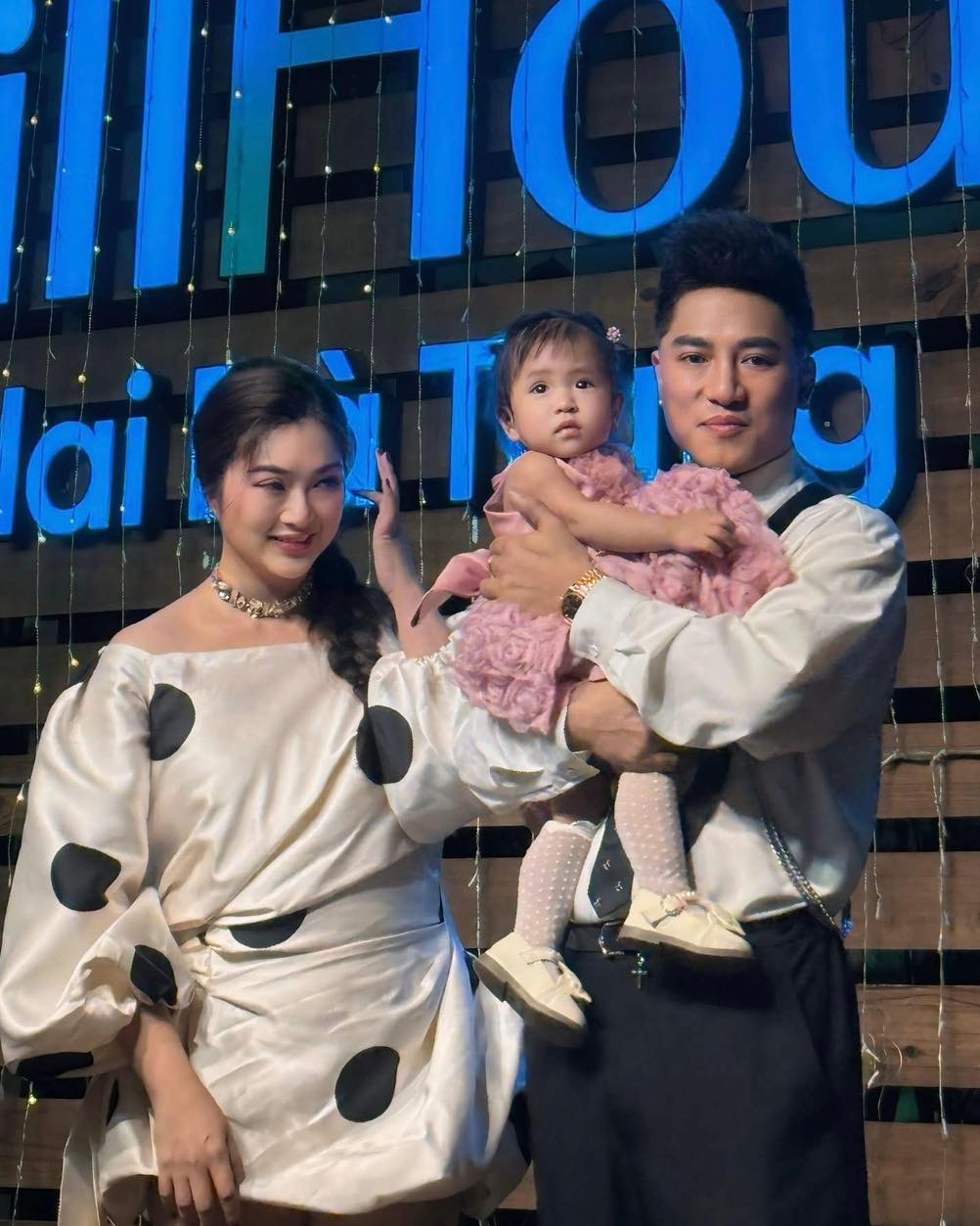 Thân thế chồng vừa công khai của mỹ nhân phim 'Hướng nghiệp': Ca sĩ quê Nghệ An, có một hits ai cũng biết- Ảnh 2.