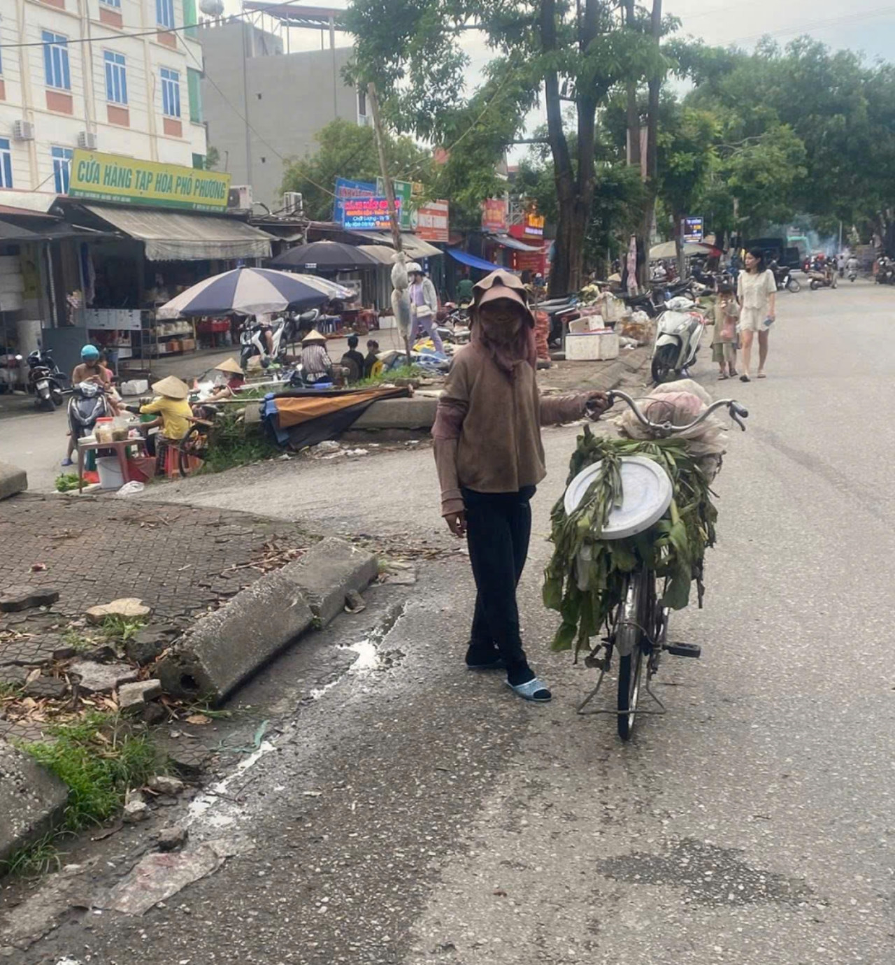 Con gái vỡ òa báo tin tìm thấy mẹ mất tích khi đạp xe từ Thanh Hóa ra Hà Nội - Ảnh 3.