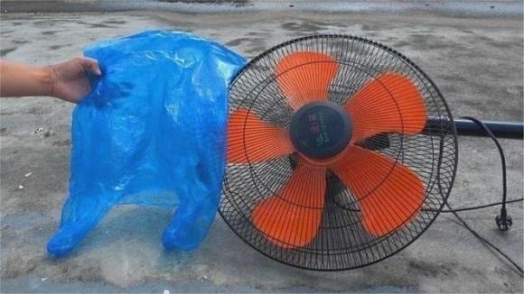 Mách bạn cách vệ sinh quạt sạch bong trong 1 phút mà không cần tháo rời- Ảnh 2. Mách bạn cách vệ sinh quạt sạch bong trong 1 phút mà không cần tháo rời- Ảnh 2.
