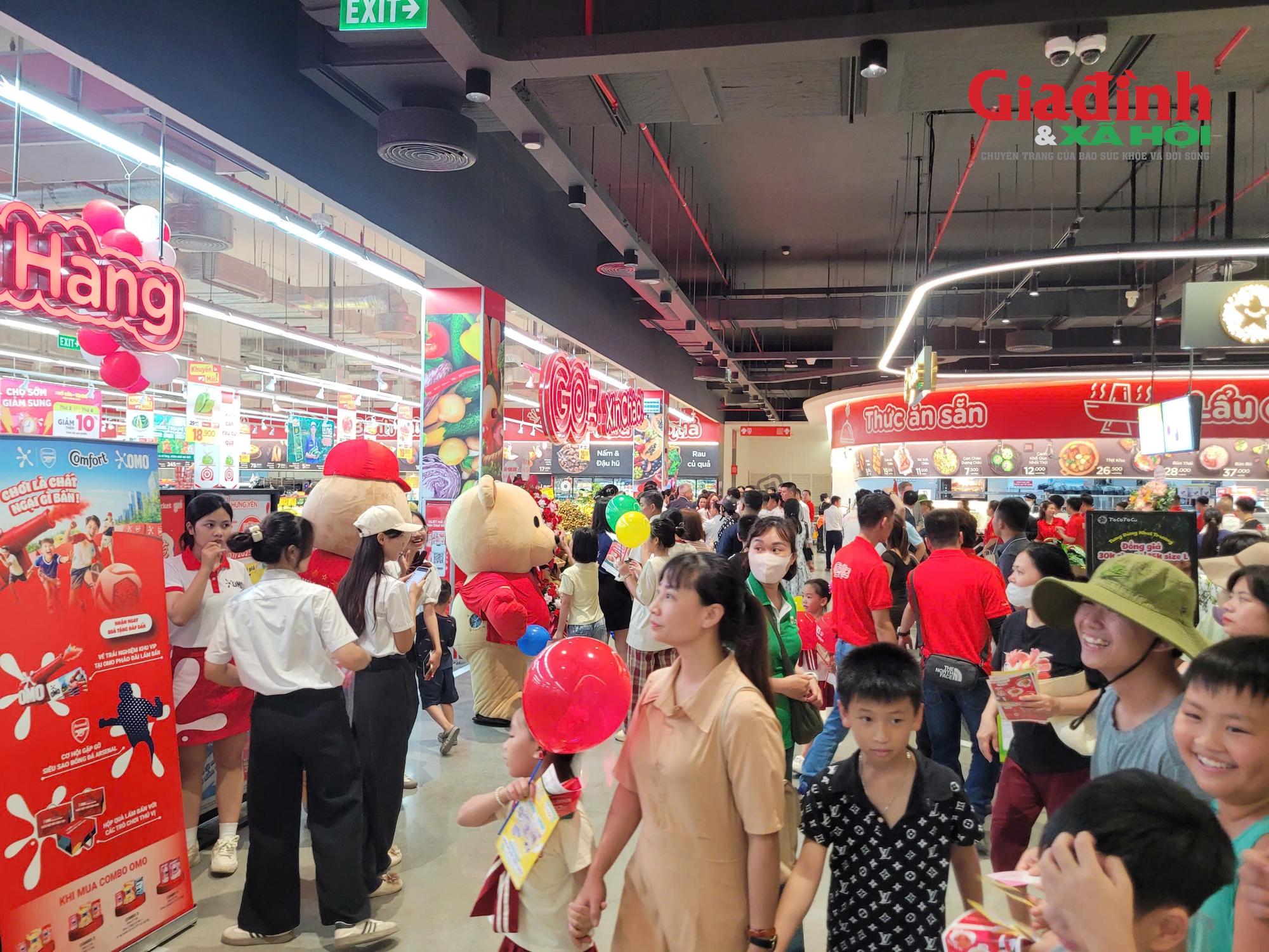 Khuyến mại sâu có lợi túi tiền, người tiêu dùng tranh thủ cuối tuần mua sắm tấp nập- Ảnh 2.
