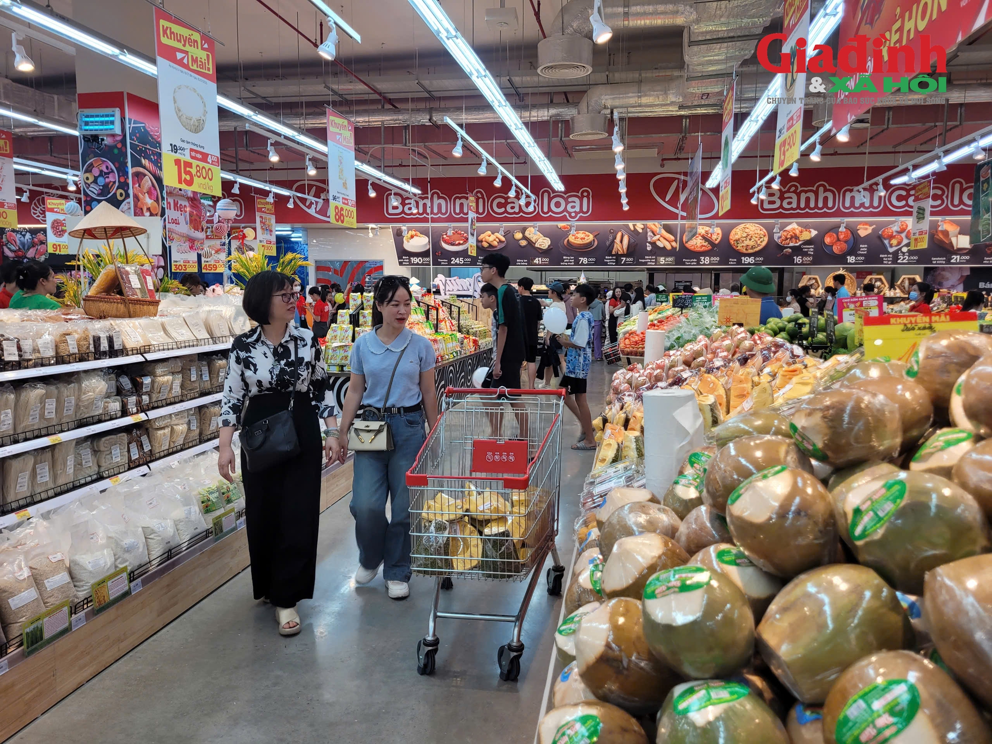 Khuyến mại sâu có lợi túi tiền, người tiêu dùng tranh thủ cuối tuần mua sắm tấp nập- Ảnh 3.