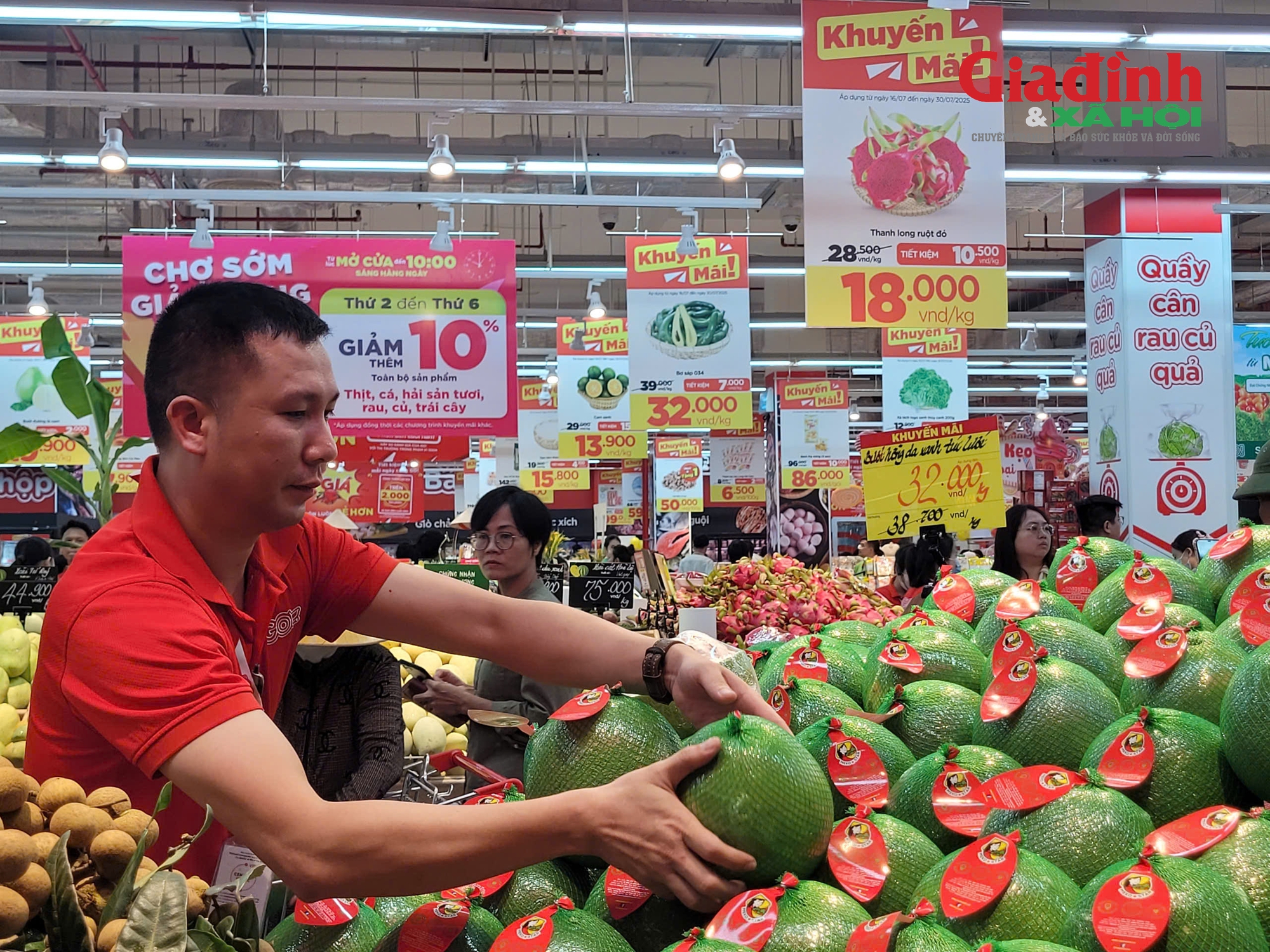 Khuyến mại sâu có lợi túi tiền, người tiêu dùng tranh thủ cuối tuần mua sắm tấp nập- Ảnh 5.