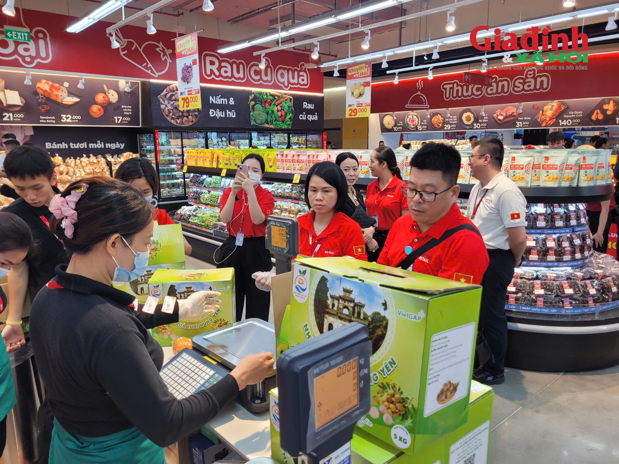 Khuyến mại sâu có lợi túi tiền, người tiêu dùng tranh thủ cuối tuần mua sắm tấp nập- Ảnh 6.
