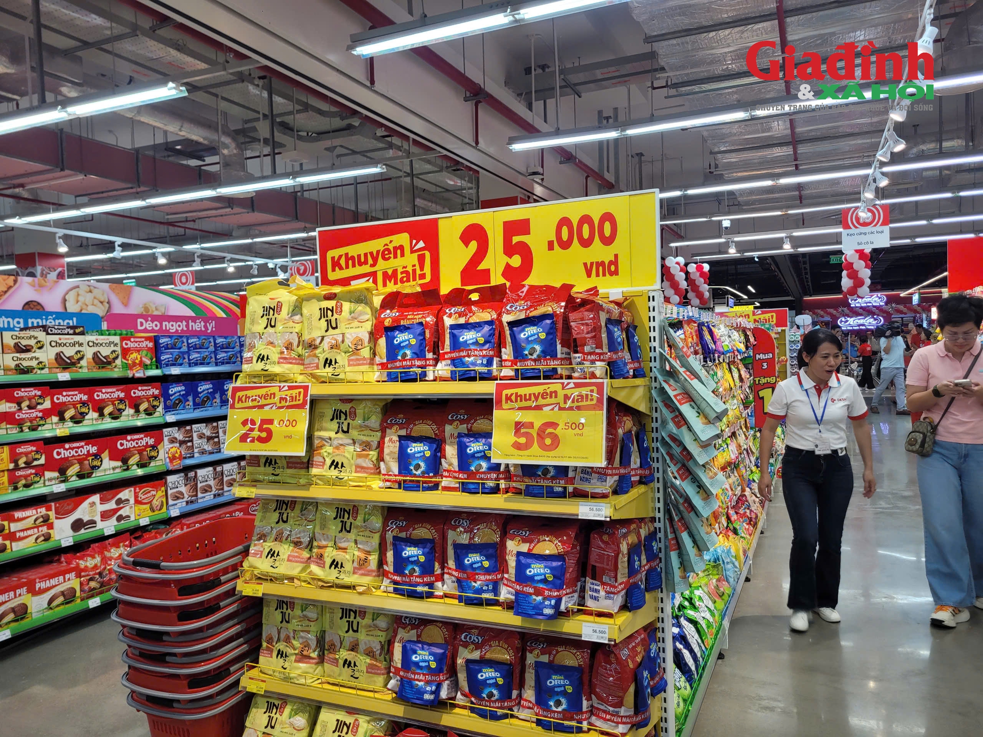 Khuyến mại sâu có lợi túi tiền, người tiêu dùng tranh thủ cuối tuần mua sắm tấp nập- Ảnh 7.