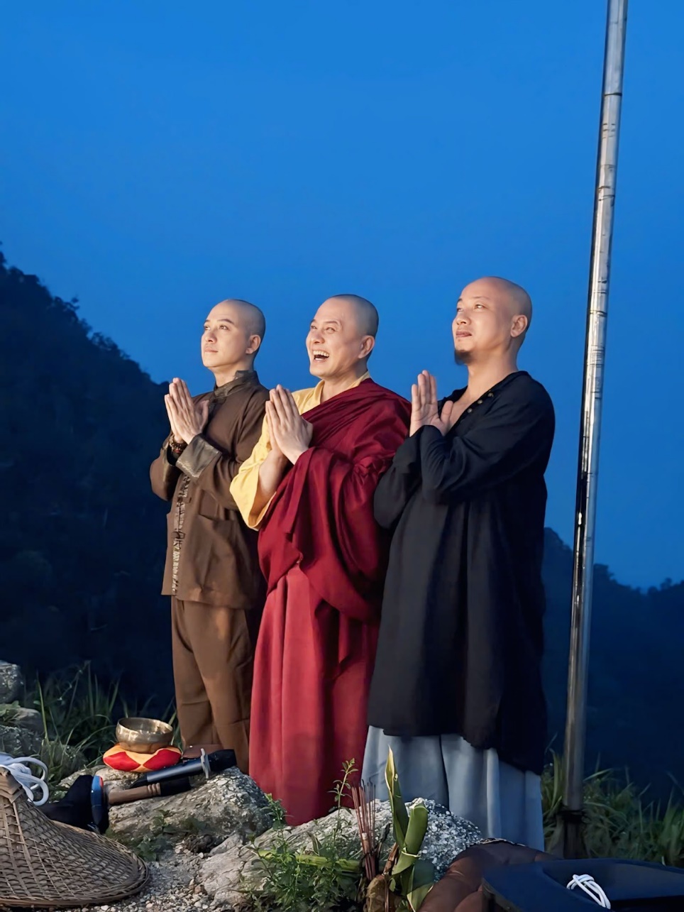 Nam ca sĩ Tuấn Hưng xuống tóc: “Xin cho mẹ mạnh mẽ thêm mỗi ngày”- Ảnh 3.