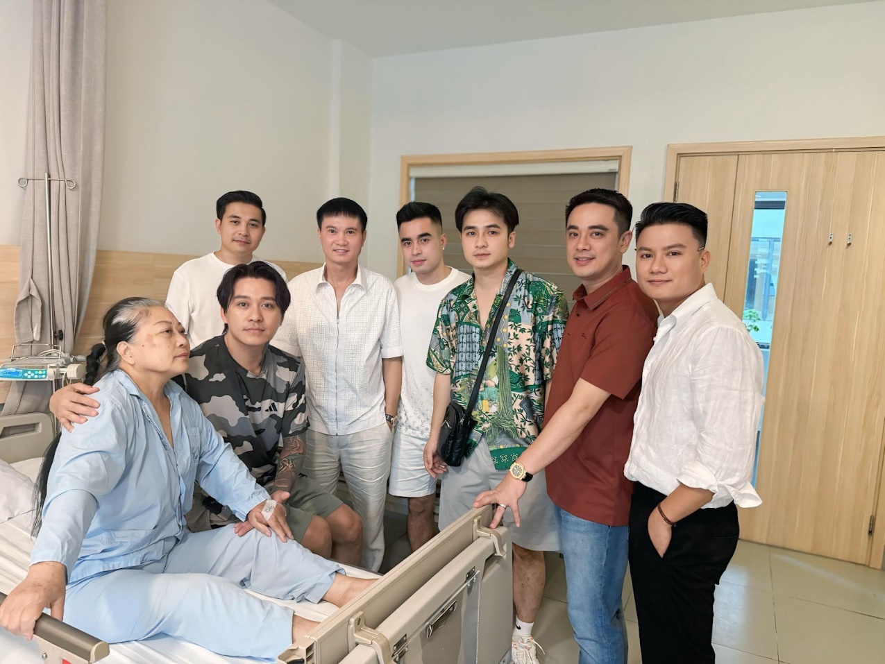 Nam ca sĩ Tuấn Hưng xuống tóc: “Xin cho mẹ mạnh mẽ thêm mỗi ngày”- Ảnh 5.