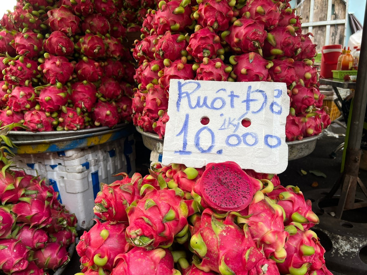 Trái cây 'đại hạ giá', có loại chỉ 5.000 đồng/kg ở TPHCM - Ảnh 3. Trái cây 'đại hạ giá', có loại chỉ 5.000 đồng/kg ở TPHCM - Ảnh 3.