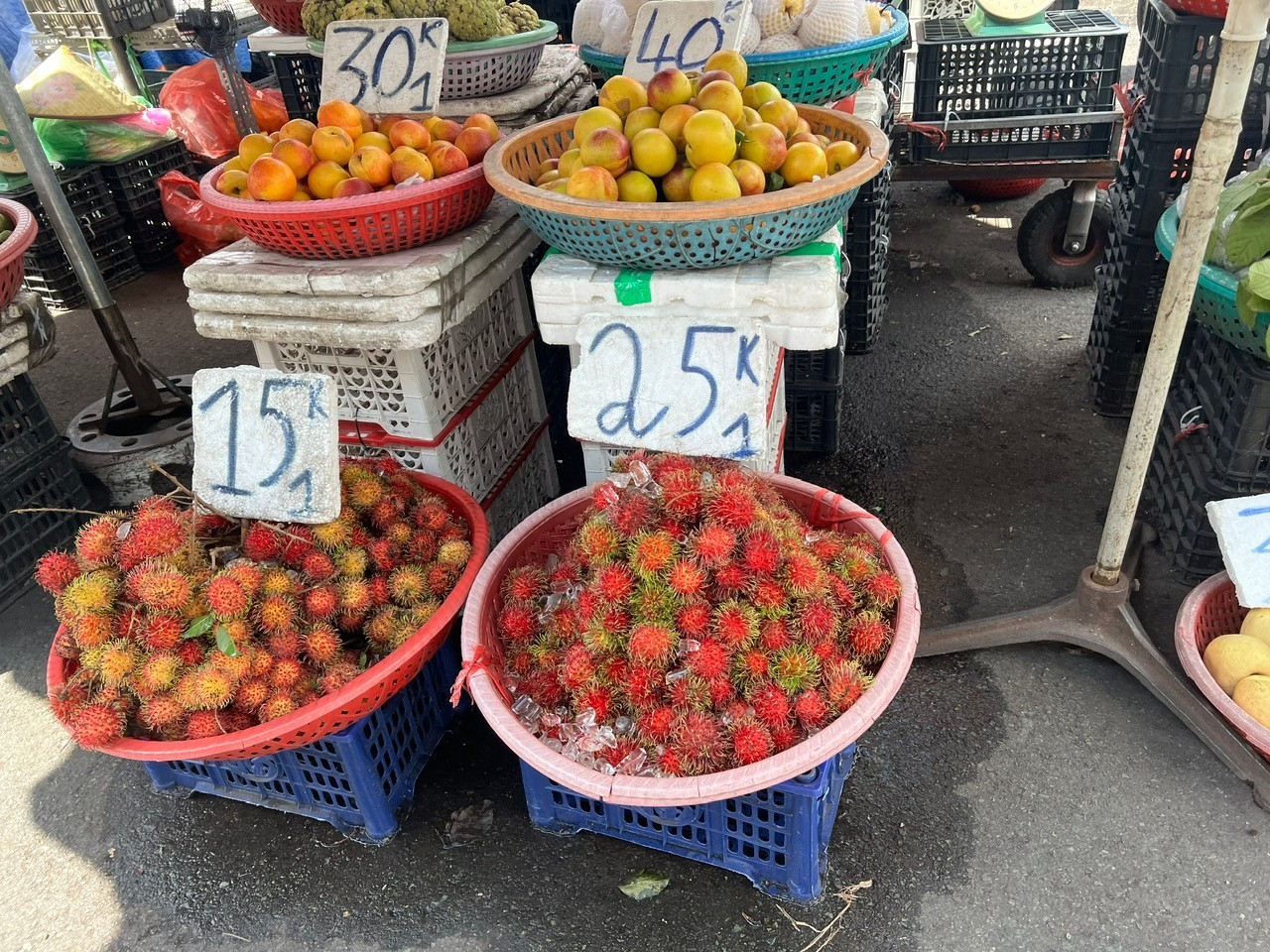 Trái cây 'đại hạ giá', có loại chỉ 5.000 đồng/kg ở TPHCM - Ảnh 8. Trái cây 'đại hạ giá', có loại chỉ 5.000 đồng/kg ở TPHCM - Ảnh 8.