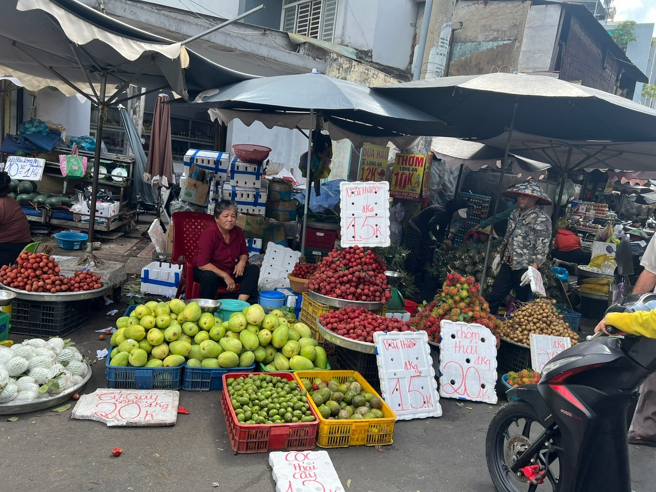 Trái cây 'đại hạ giá', có loại chỉ 5.000 đồng/kg ở TPHCM - Ảnh 7. Trái cây 'đại hạ giá', có loại chỉ 5.000 đồng/kg ở TPHCM - Ảnh 7.