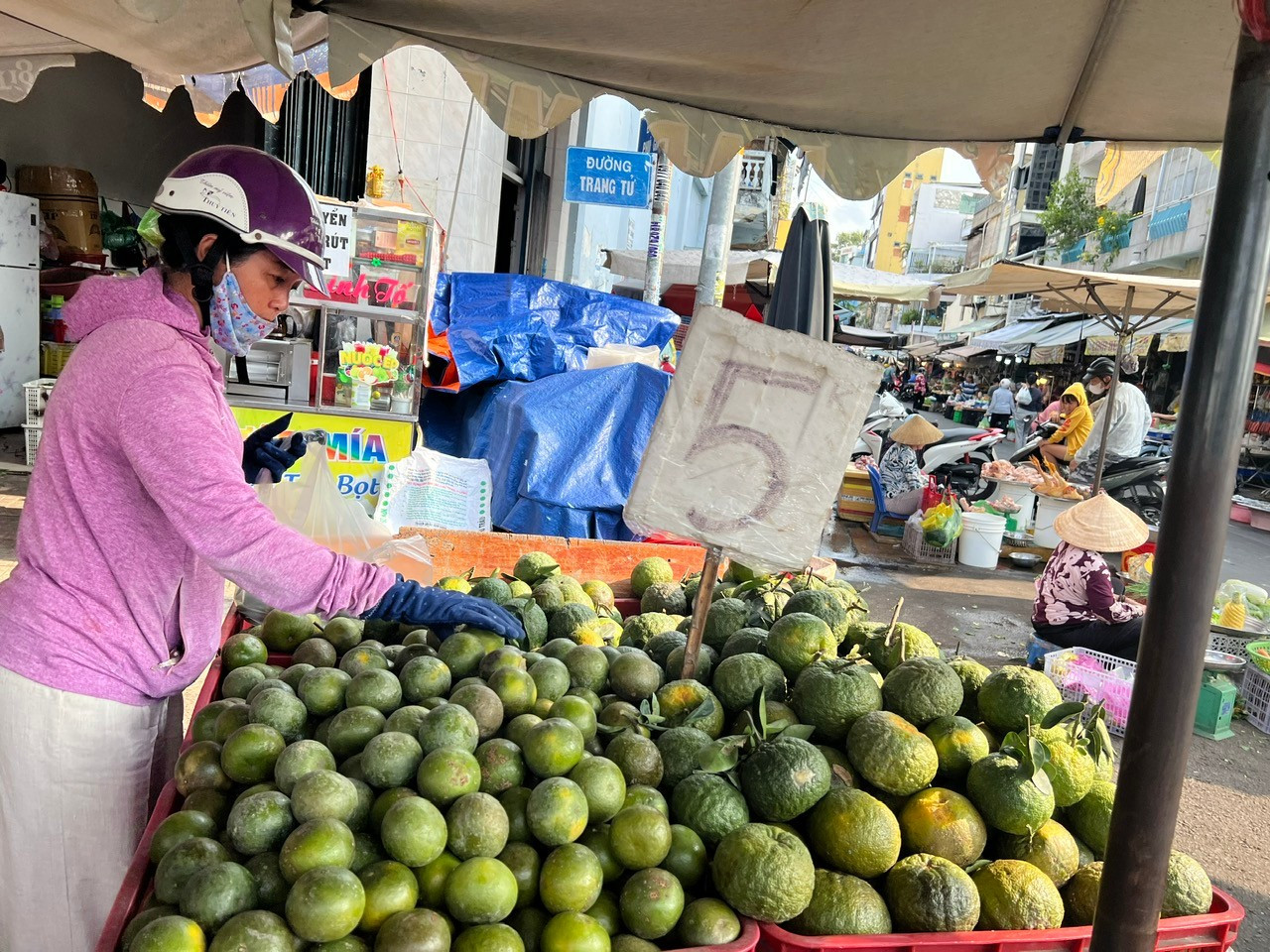 Trái cây 'đại hạ giá', có loại chỉ 5.000 đồng/kg ở TPHCM - Ảnh 5. Trái cây 'đại hạ giá', có loại chỉ 5.000 đồng/kg ở TPHCM - Ảnh 5.