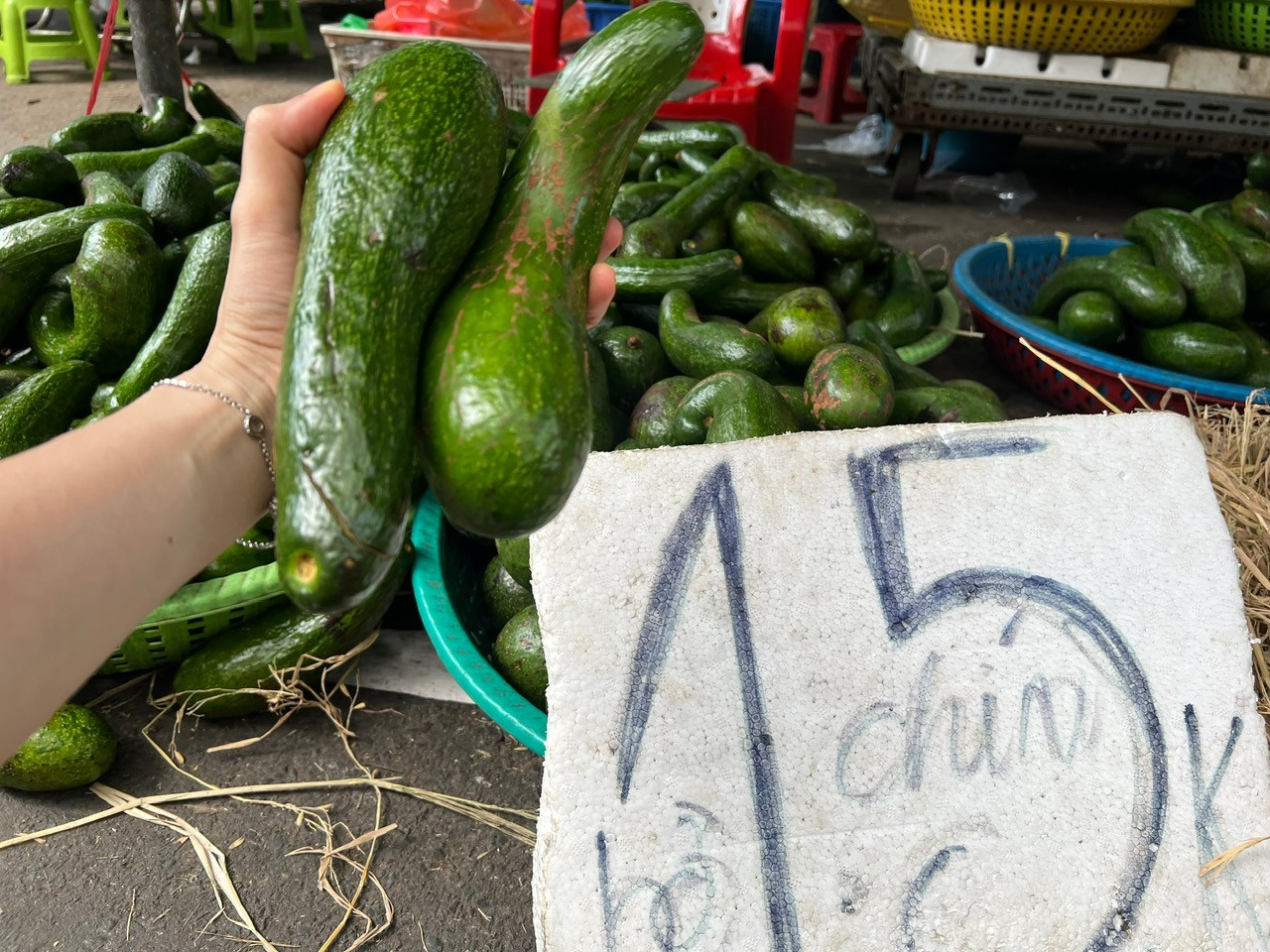 Trái cây 'đại hạ giá', có loại chỉ 5.000 đồng/kg ở TPHCM - Ảnh 1. Trái cây 'đại hạ giá', có loại chỉ 5.000 đồng/kg ở TPHCM - Ảnh 1.