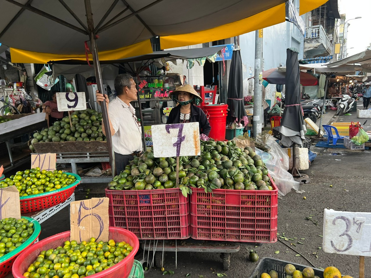 Trái cây 'đại hạ giá', có loại chỉ 5.000 đồng/kg ở TPHCM - Ảnh 4. Trái cây 'đại hạ giá', có loại chỉ 5.000 đồng/kg ở TPHCM - Ảnh 4.