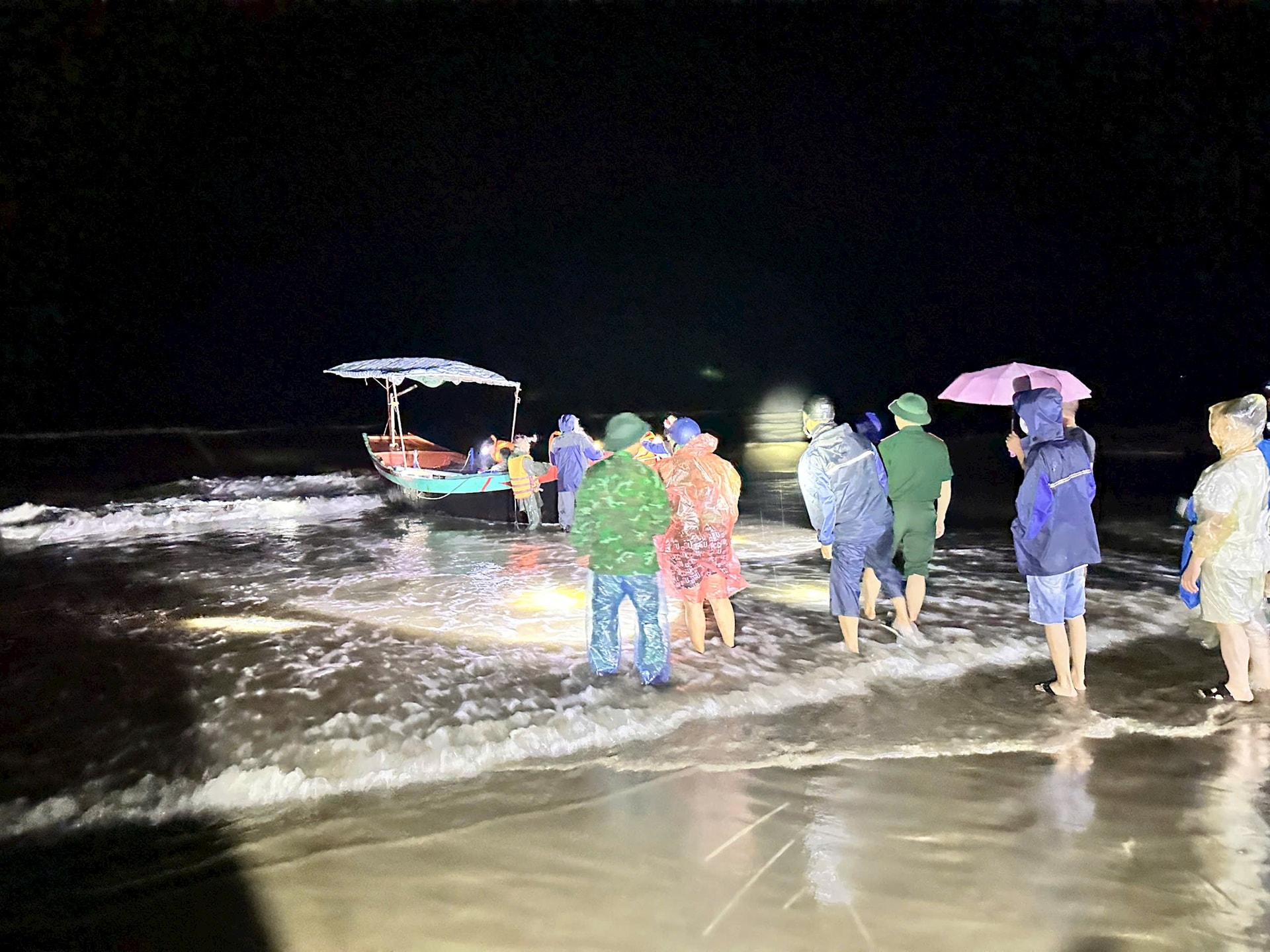Tàu du lịch chở 34 người bị chìm khi đang câu mực ở Hà Tĩnh - Ảnh 4. Tàu du lịch chở 34 người bị chìm khi đang câu mực ở Hà Tĩnh - Ảnh 4.