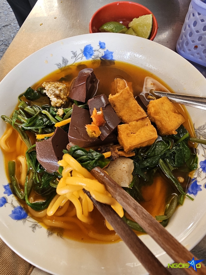 Món canh bún vỉa hè Ốc Thanh Vân phải lòng suốt 24 năm - Ảnh 1. Món canh bún vỉa hè Ốc Thanh Vân phải lòng suốt 24 năm - Ảnh 1.