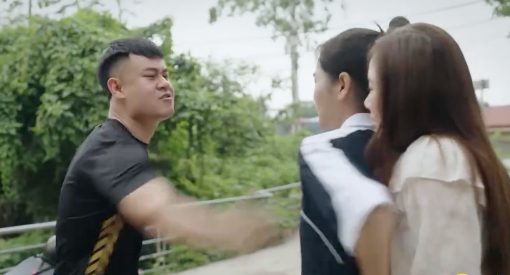 'Dịu dàng màu nắng' mới nhất (tập 35): Phong bất ngờ tỏ tình với Xuân, Thảo bị đánh ghen - Ảnh 1. Dịu dàng màu nắng - Tập 35: Phong tỏ tình với Xuân, Thảo bị chồng sắp cưới truy tìm - Ảnh 1.