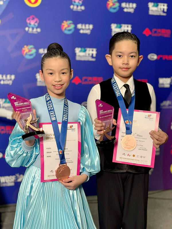 Con trai Khánh Thi vừa tròn 10 tuổi đã là nhân tài dance sport, theo bố mẹ thi đấu khắp thế giới - Ảnh 4. Con trai Khánh Thi vừa tròn 10 tuổi đã là nhân tài dance sport, theo bố mẹ thi đấu khắp thế giới - Ảnh 4.