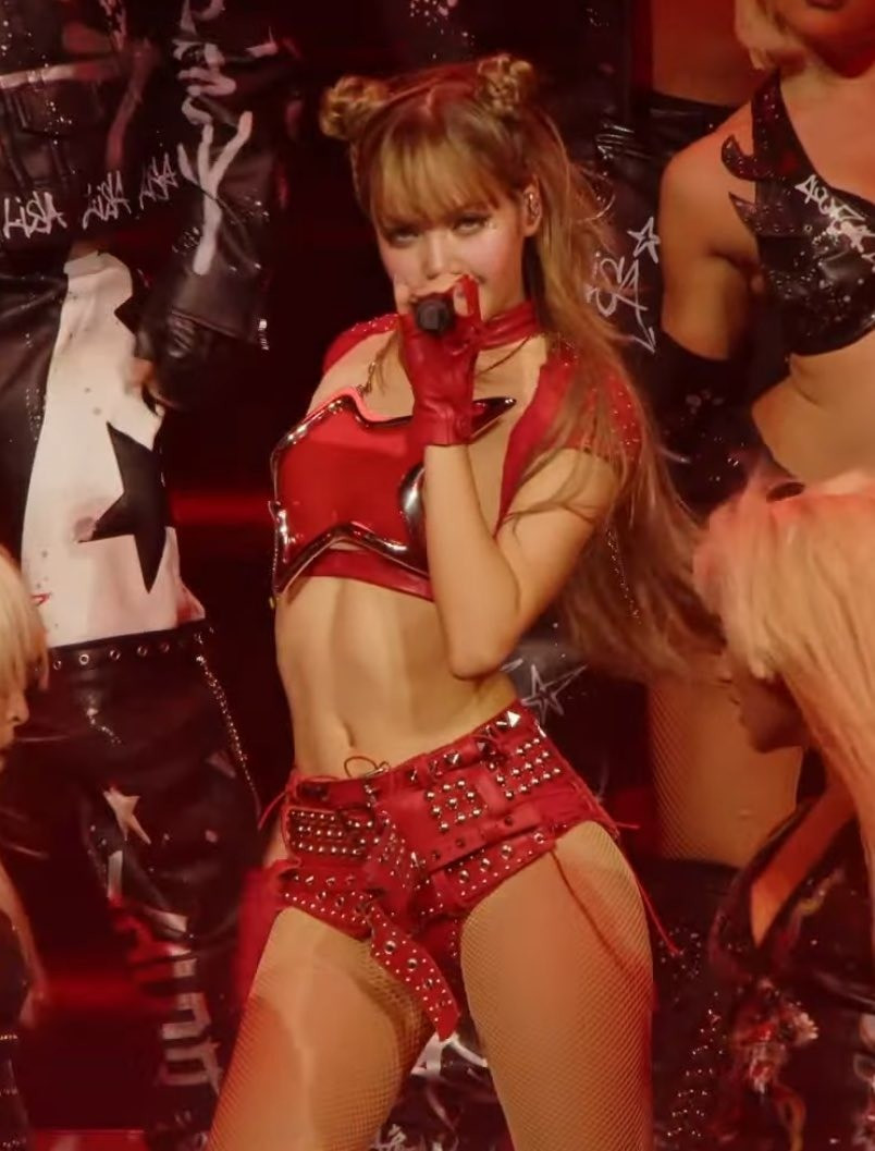 Quần siêu ngắn của Lisa (BlackPink) - Ảnh 4. Quần siêu ngắn của Lisa (BlackPink) - Ảnh 4.