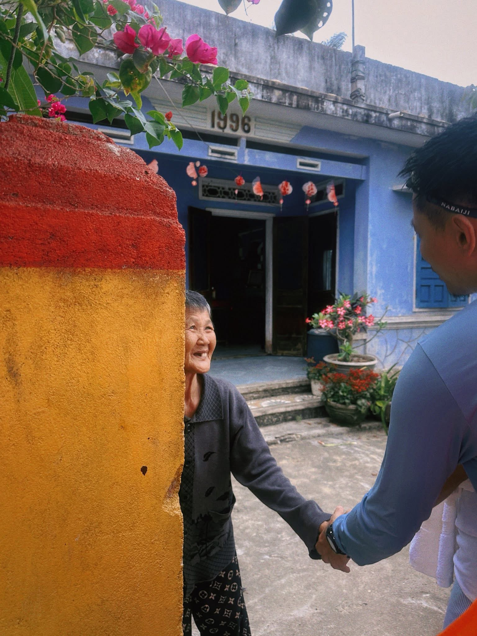 Cuộc gặp xúc động của Jun Phạm và 'người quen 1996' tại chặng Sa Huỳnh
- Ảnh 1. Cuộc gặp xúc động của Jun Phạm và 'người quen 1996' tại chặng Sa Huỳnh
- Ảnh 1.