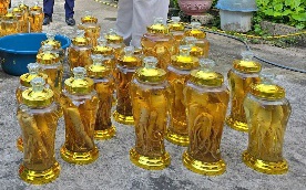 Cận cảnh 142 lít rượu sâm không rõ nguồn gốc vừa được tiêu hủy