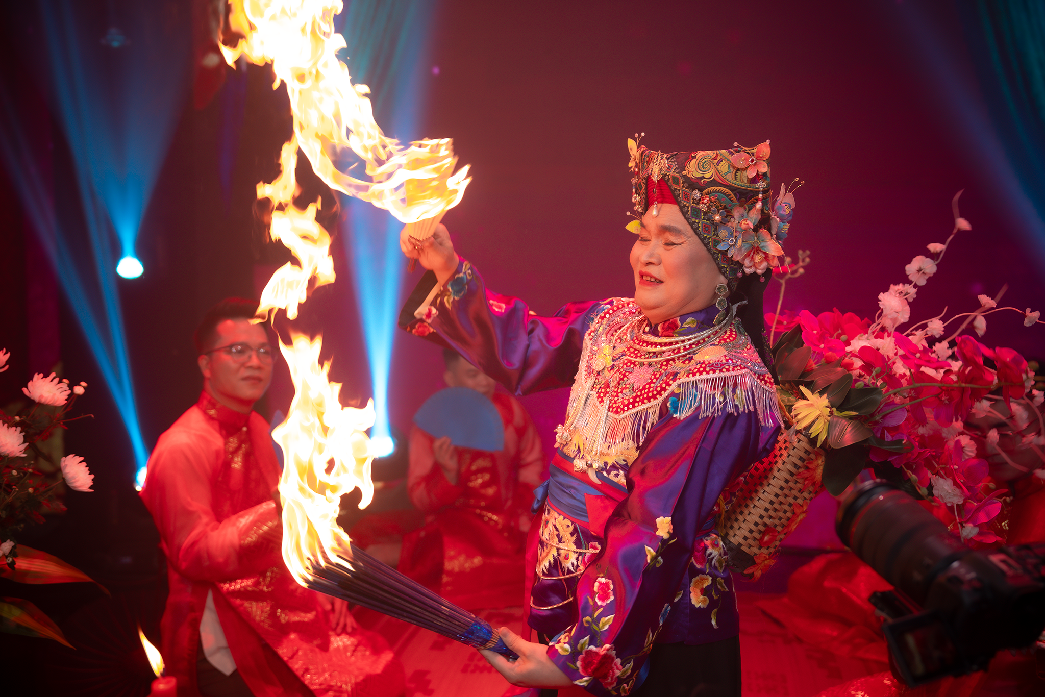 Mãn nhãn với tiết mục hầu đồng của nghệ sĩ Xuân Hinh trong Cuộc hẹn cuối tuần - Ảnh 3.