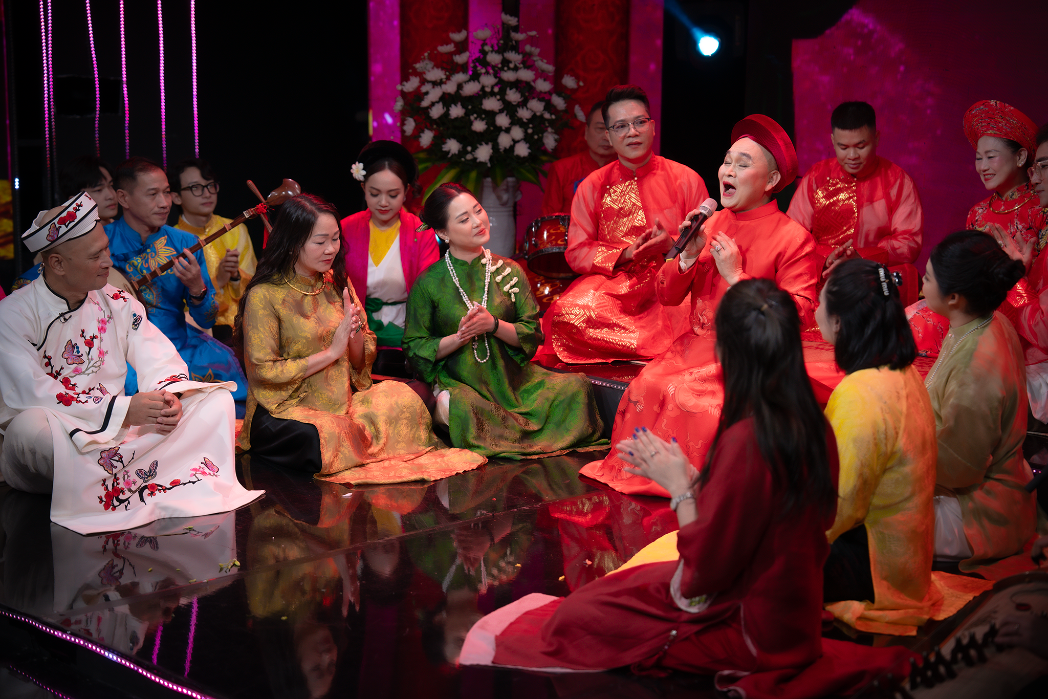 Mãn nhãn với tiết mục hầu đồng của nghệ sĩ Xuân Hinh trong Cuộc hẹn cuối tuần - Ảnh 4.