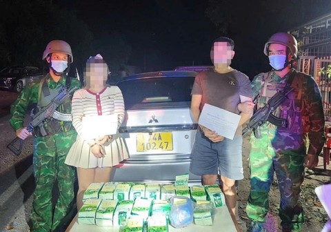 Đôi nam nữ vận chuyển 17kg ma tuý và 6.000 viên thuốc lắc qua biên giới - Ảnh 1. Đôi nam nữ vận chuyển 17kg ma tuý và 6.000 viên thuốc lắc qua biên giới - Ảnh 1.