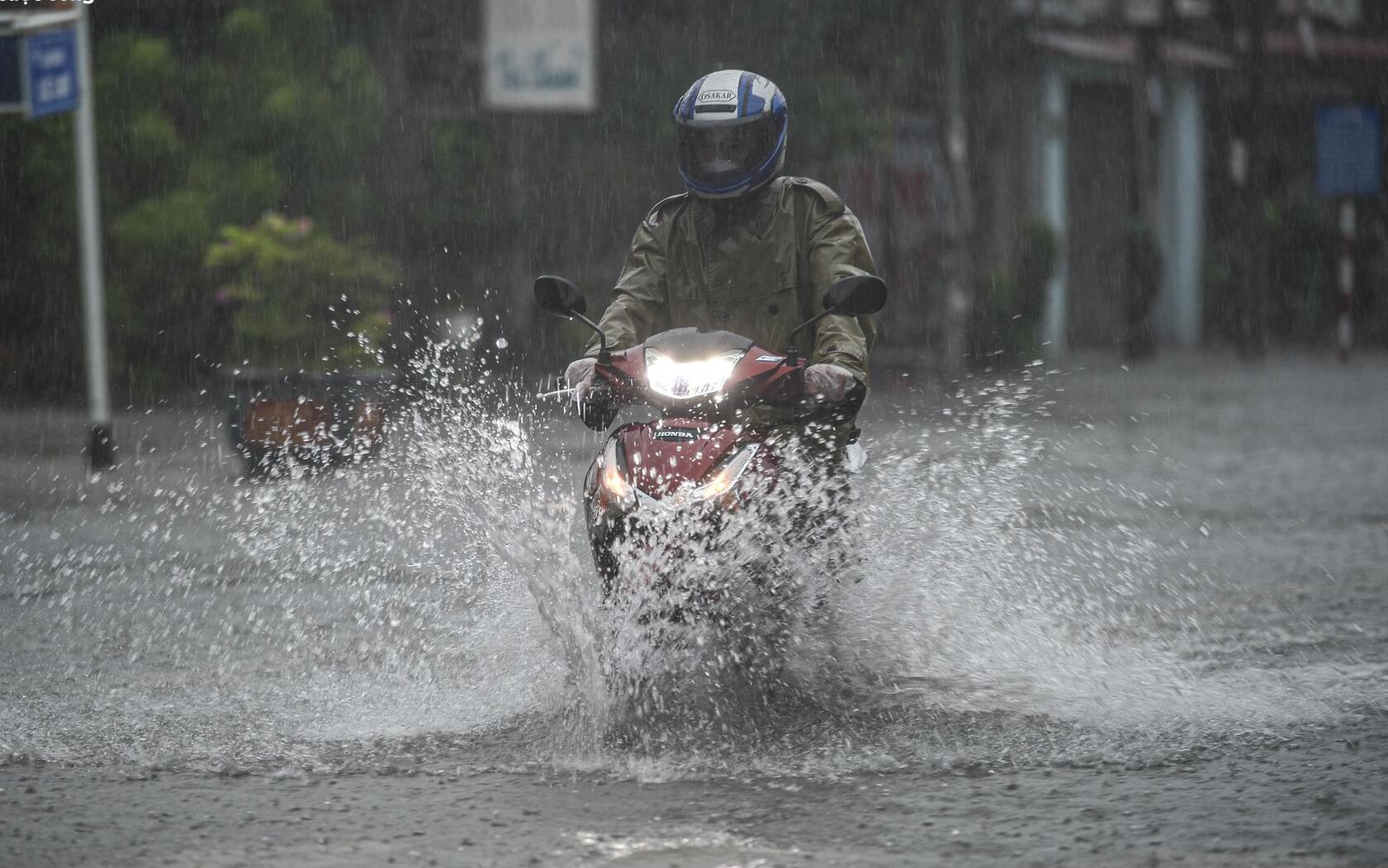 Trước giờ bão Wipha đổ bộ, đường phố Thanh Hóa ngập nặng, hàng quán im lìm