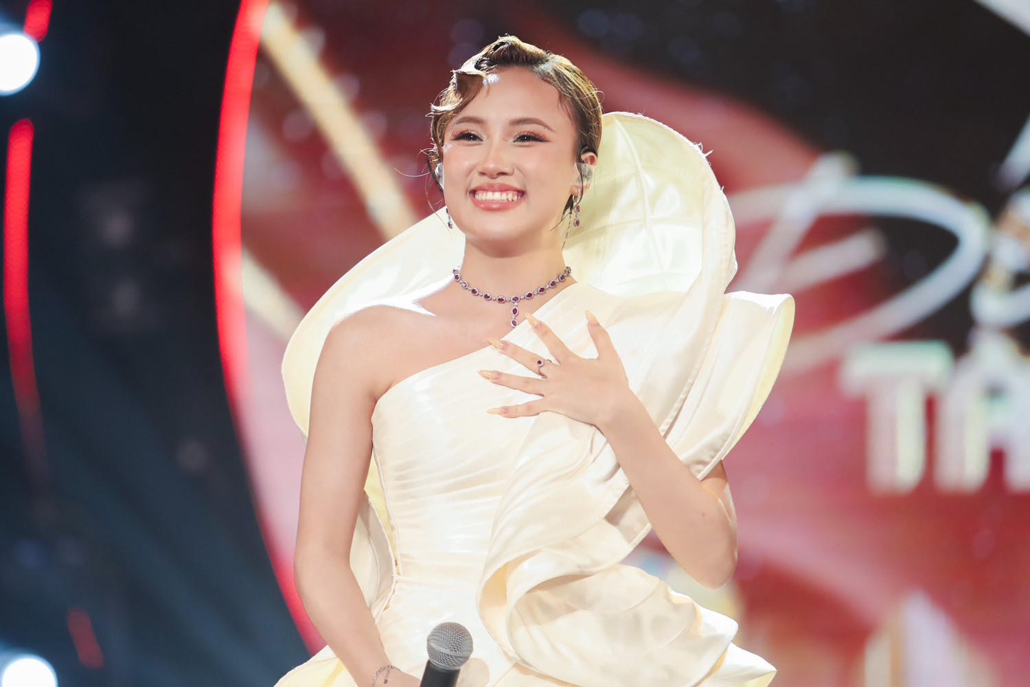 Chuyện chưa kể về nữ ca sĩ lấy 'Bão' làm tên đệm - Ảnh 1. Chuyện chưa kể về nữ ca sĩ lấy 'Bão' làm tên đệm - Ảnh 1.