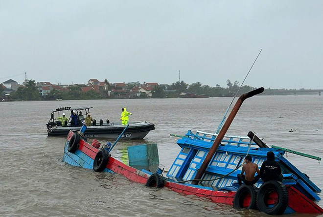 Cứu 9 ngư dân trên tàu cá bị chìm lúc về bờ trú bão Wipha - Ảnh 1. Cứu 9 ngư dân trên tàu cá bị chìm lúc về bờ trú bão Wipha - Ảnh 1.