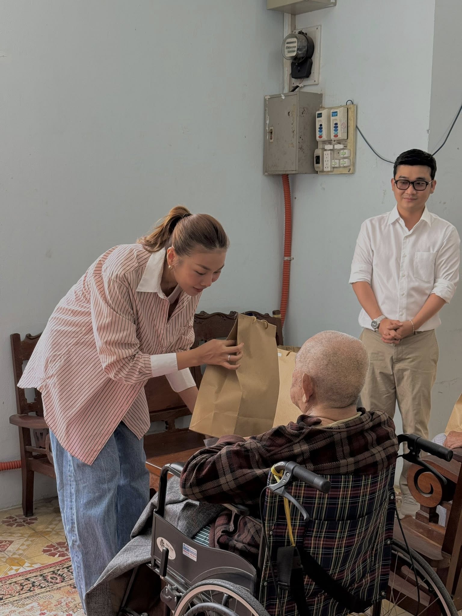 Thanh Hằng thăm, tặng quà nghệ sĩ và người già neo đơn
- Ảnh 4. Thanh Hằng thăm, tặng quà nghệ sĩ và người già neo đơn
- Ảnh 4.
