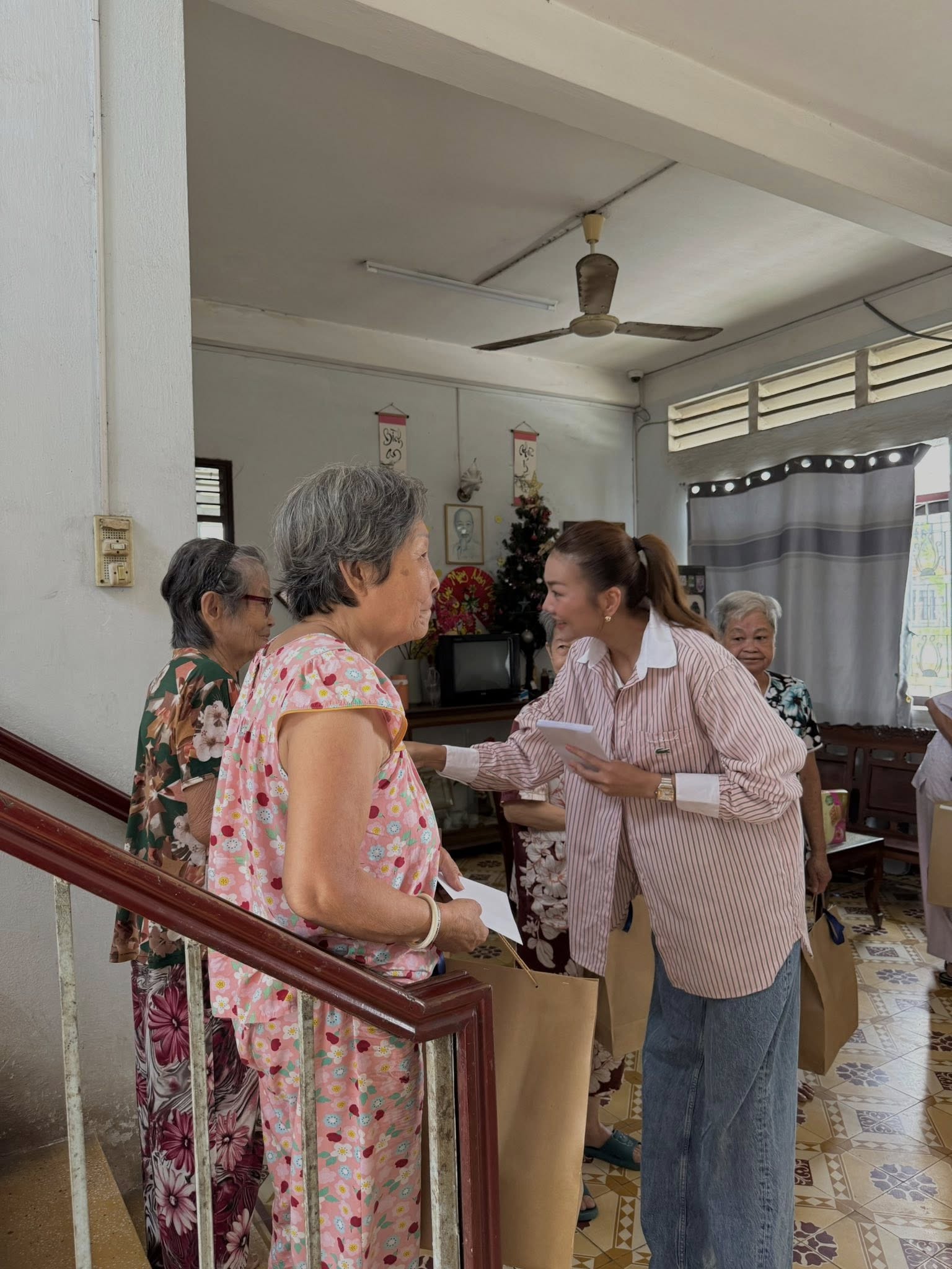 Thanh Hằng thăm, tặng quà nghệ sĩ và người già neo đơn
- Ảnh 7. Thanh Hằng thăm, tặng quà nghệ sĩ và người già neo đơn
- Ảnh 7.