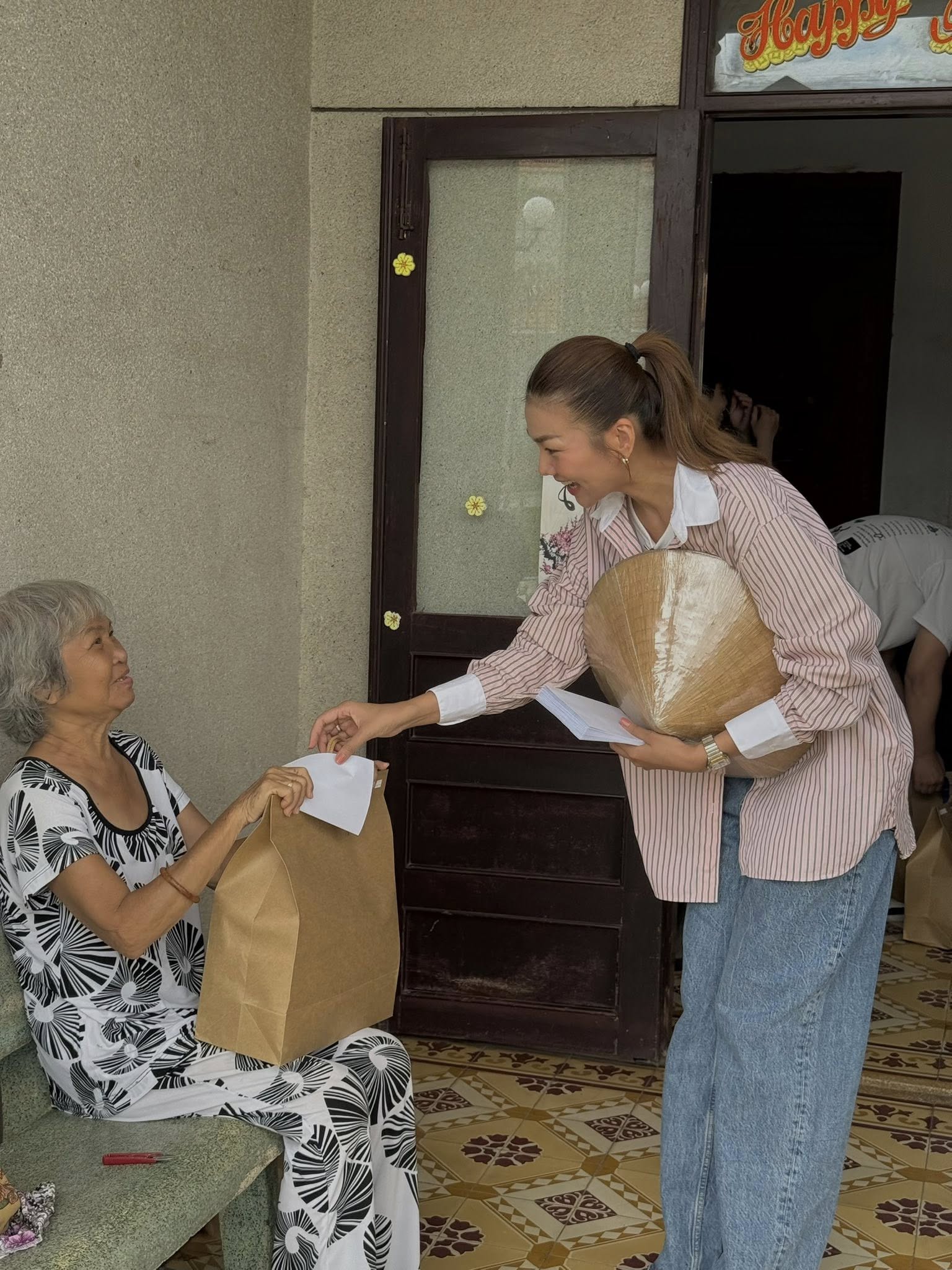 Thanh Hằng thăm, tặng quà nghệ sĩ và người già neo đơn
- Ảnh 3. Thanh Hằng thăm, tặng quà nghệ sĩ và người già neo đơn
- Ảnh 3.