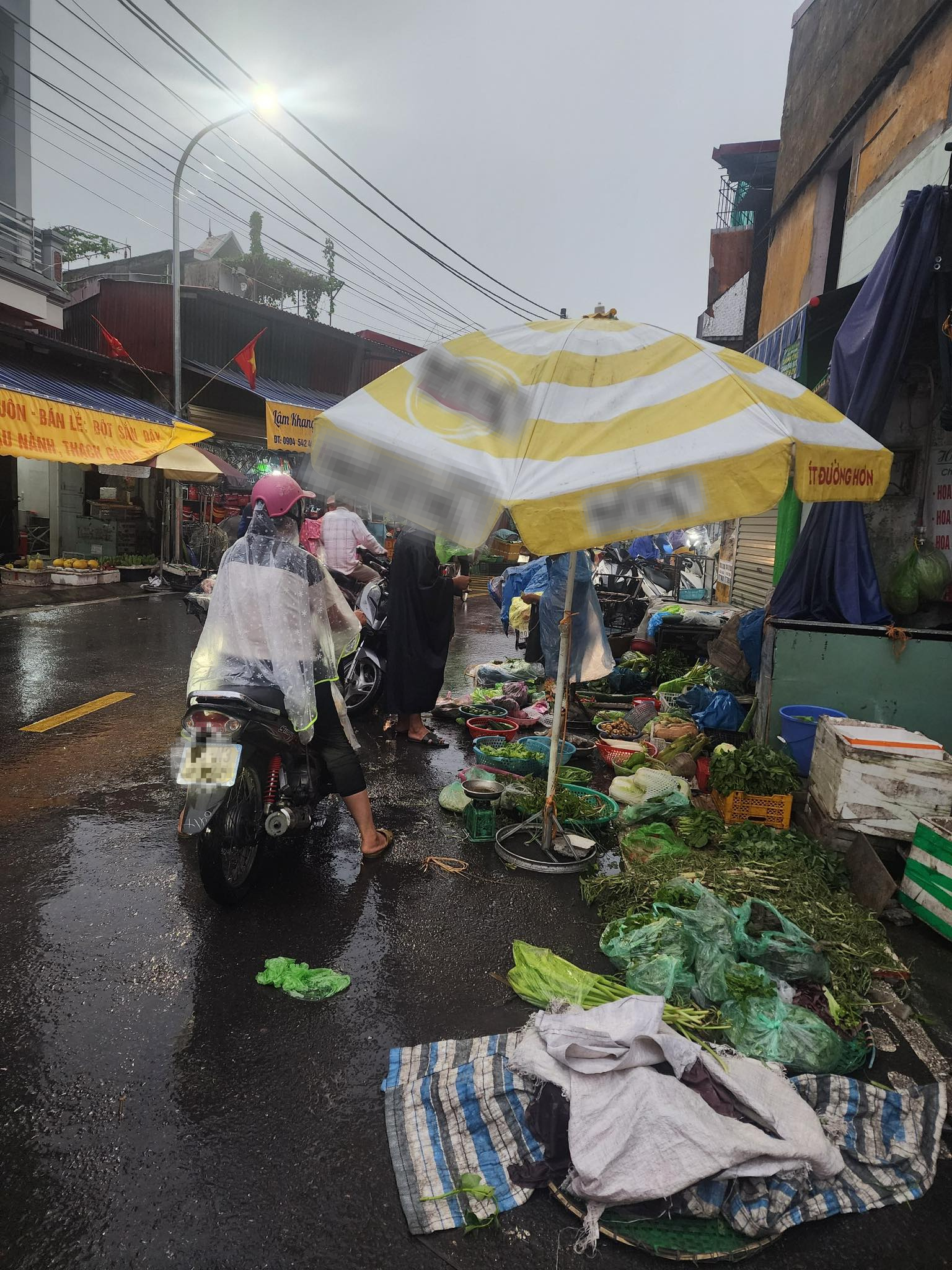 Bức ảnh sạp rau của mẹ cùng dòng tâm sự nhói lòng: “Mình thất nghiệp, mình không nuôi nổi mẹ” - Ảnh 2. Bức ảnh sạp rau của mẹ cùng dòng tâm sự nhói lòng: “Mình thất nghiệp, mình không nuôi nổi mẹ” - Ảnh 2.