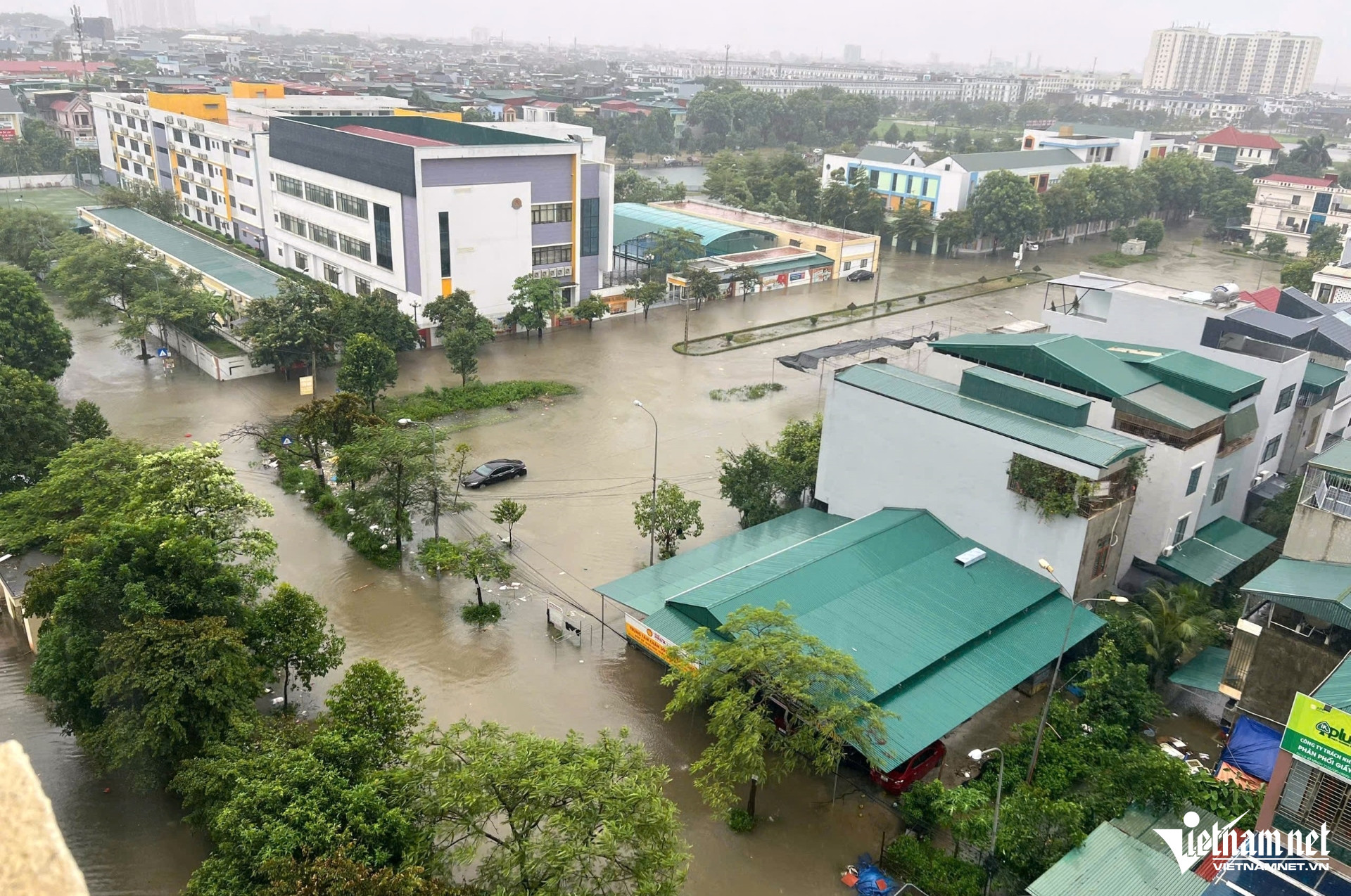 Thanh Hóa: Người dân không kịp trở tay nhìn loạt ô tô ngập trong 'biển nước' - Ảnh 1. Thanh Hóa: Người dân không kịp trở tay nhìn loạt ô tô ngập trong 'biển nước' - Ảnh 1.